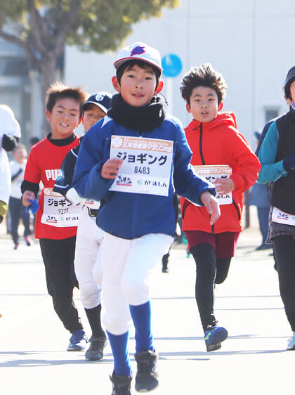 ランナーの子供たちが走っている写真