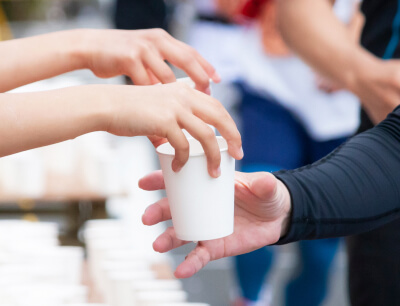 給水を受け取っている写真