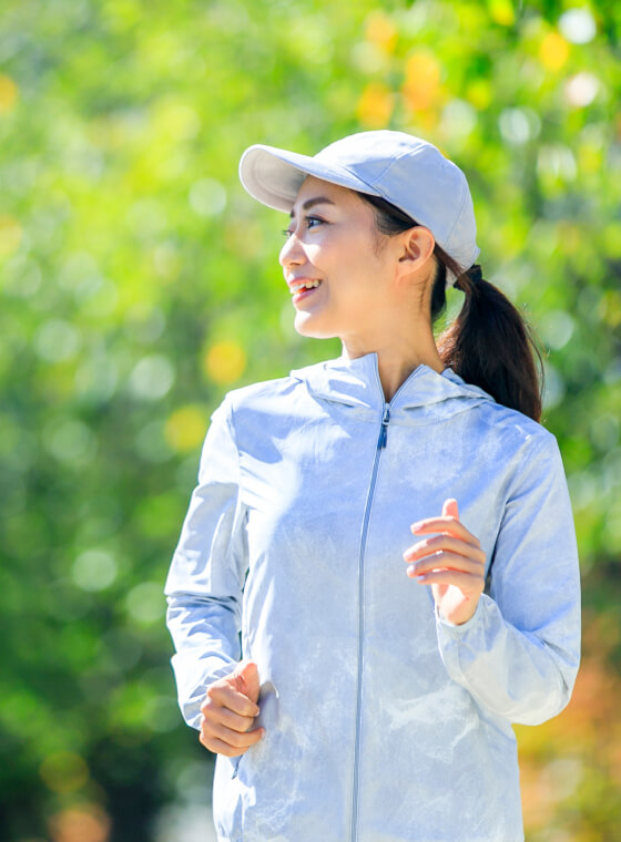 ジョギングしている女性の写真